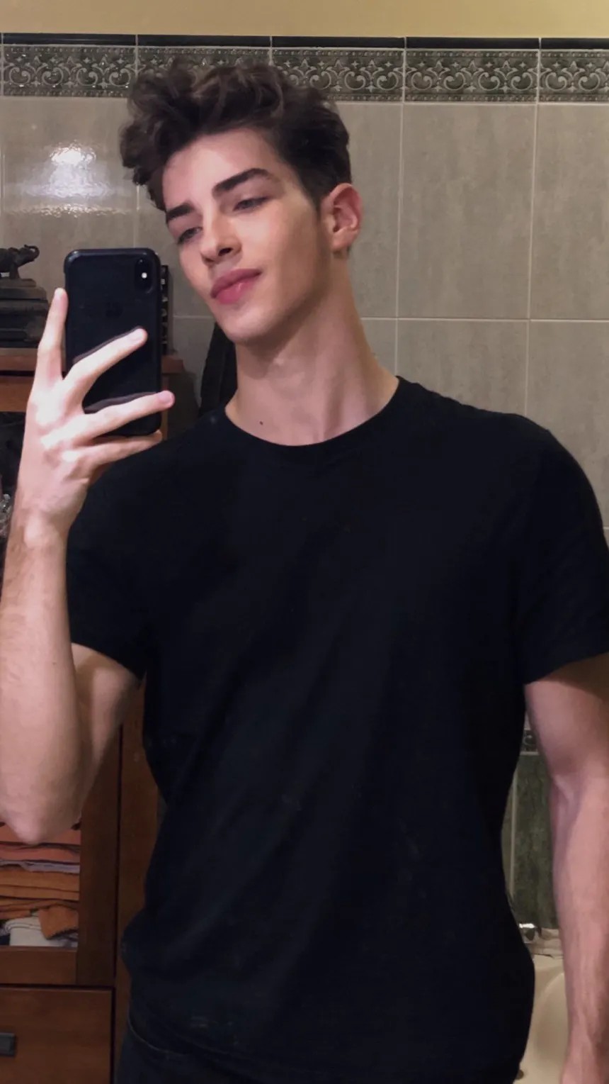 The shopper's original selfie, before the try-on